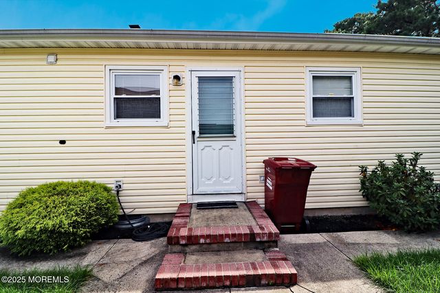 73 Chesterfield Lane, Toms River, NJ 08757