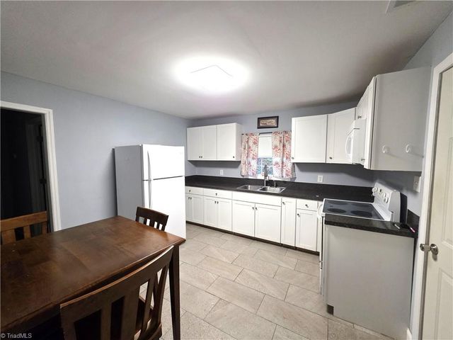 902 N South Street, Mount Airy, NC 27030