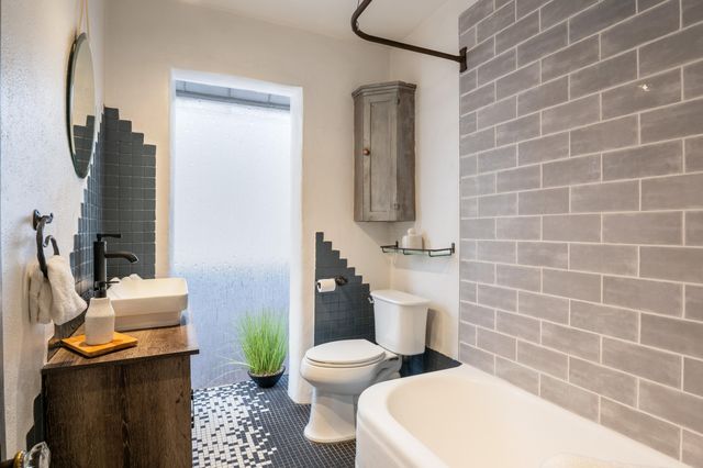 222 Amherst Drive NE, Albuquerque, NM 87106