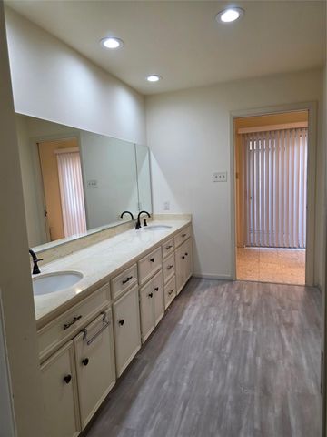 406 Fox Briar, Sugar Land, TX 77478