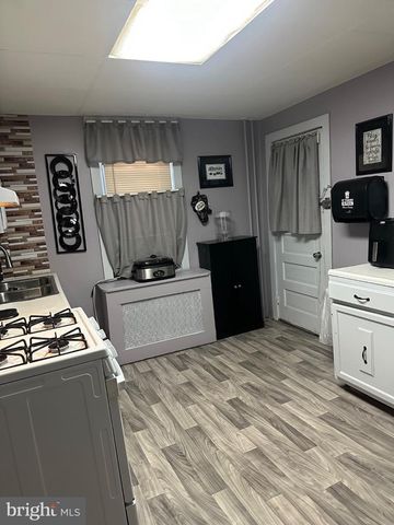 26 COLUMBIA AVE, Trenton, NJ 08618