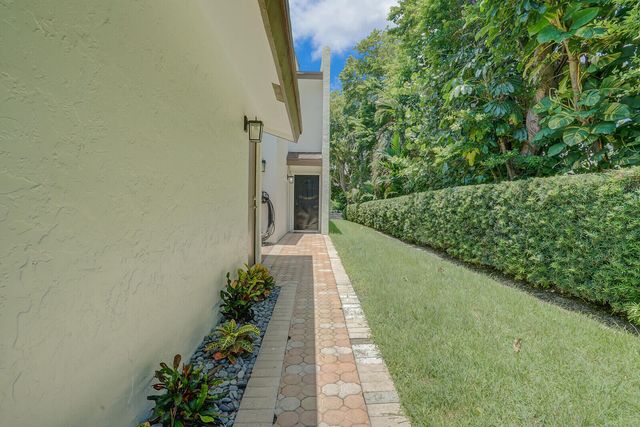 1301 N RIVERSIDE Drive 19, Pompano Beach, FL 33062