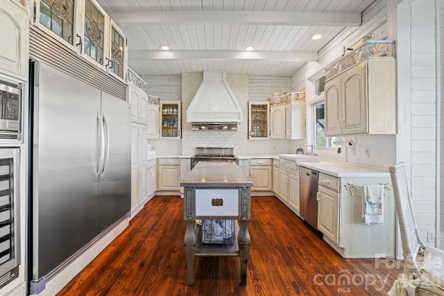 1052 Toxaway Drive, Lake Toxaway, NC 28747