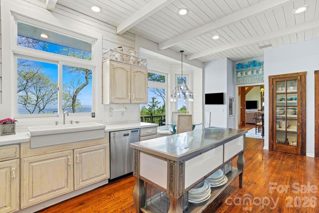 1052 Toxaway Drive, Lake Toxaway, NC 28747