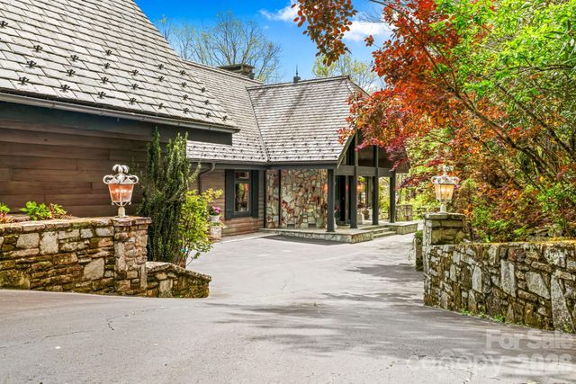 1052 Toxaway Drive, Lake Toxaway, NC 28747