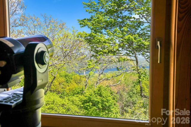 1052 Toxaway Drive, Lake Toxaway, NC 28747