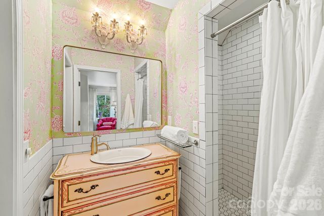 1052 Toxaway Drive, Lake Toxaway, NC 28747