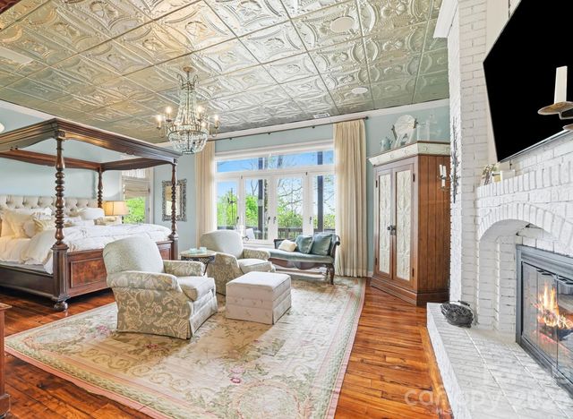 1052 Toxaway Drive, Lake Toxaway, NC 28747