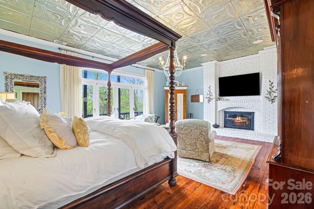 1052 Toxaway Drive, Lake Toxaway, NC 28747