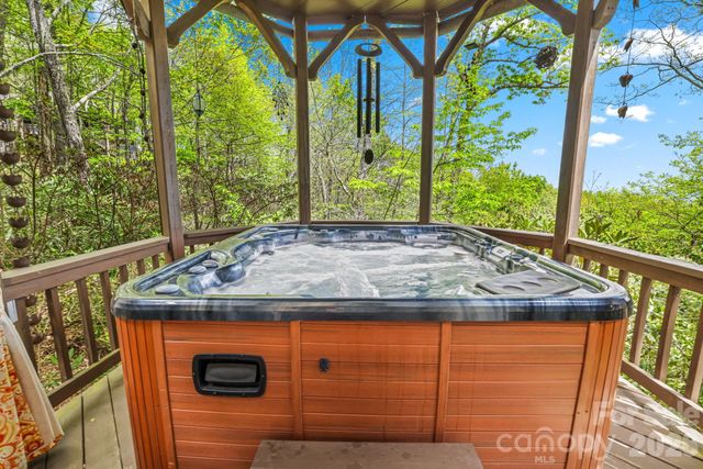 1052 Toxaway Drive, Lake Toxaway, NC 28747