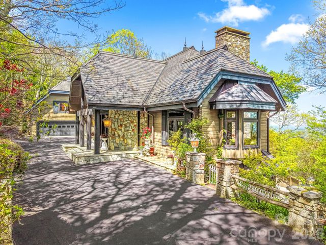 1052 Toxaway Drive, Lake Toxaway, NC 28747