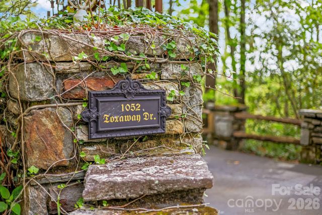 1052 Toxaway Drive, Lake Toxaway, NC 28747