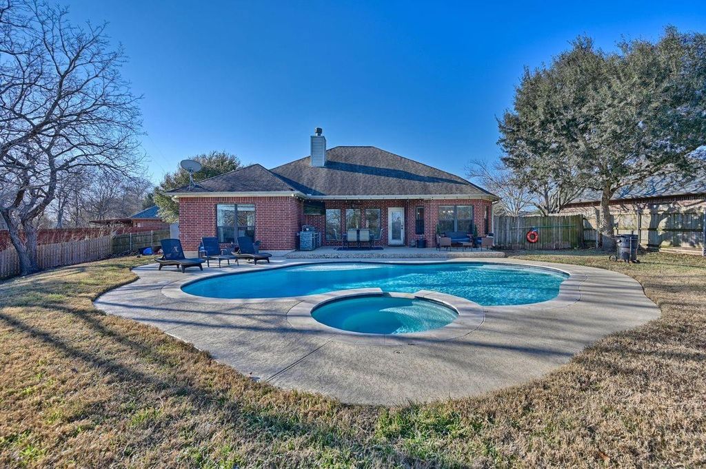 2922 Twisted Oak Drive, Brenham, TX 77833