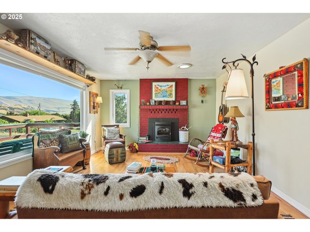 1202 CHINOOK St, The Dalles, OR 97058
