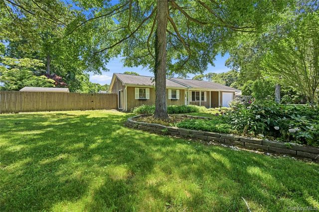 10 Twin Pine Lane, Center Moriches, NY 11934
