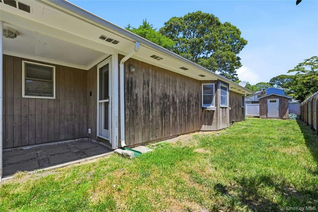 10 Twin Pine Lane, Center Moriches, NY 11934