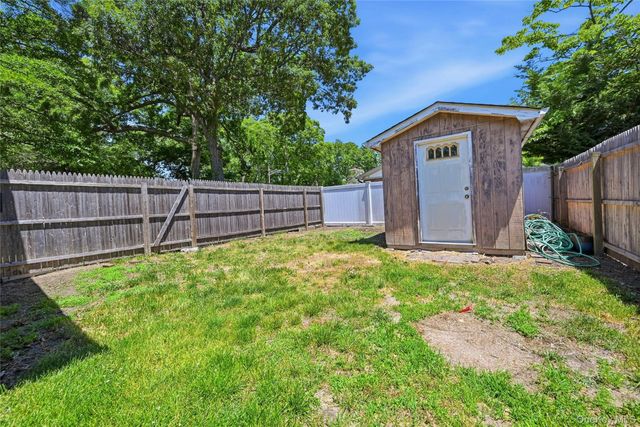 10 Twin Pine Lane, Center Moriches, NY 11934