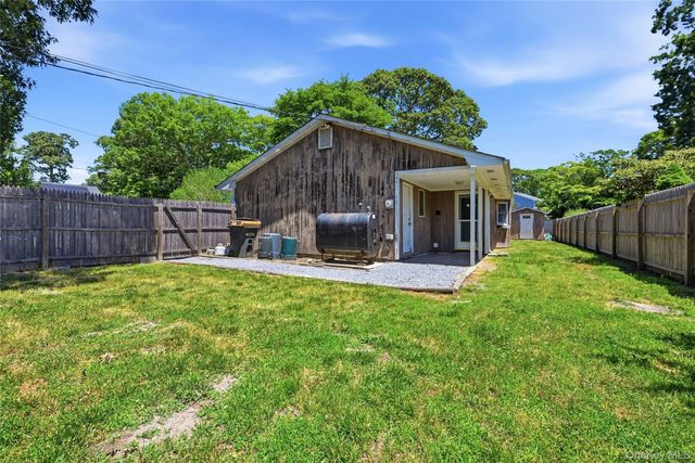 10 Twin Pine Lane, Center Moriches, NY 11934
