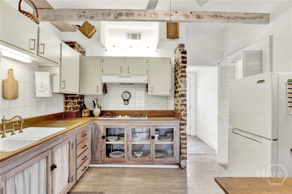 Image 13 of property listing at 535 E Gordon Street, Savannah, GA 31401