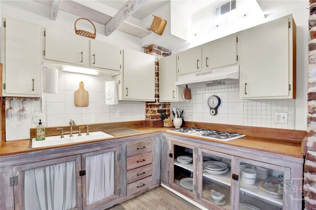 Image 14 of property listing at 535 E Gordon Street, Savannah, GA 31401