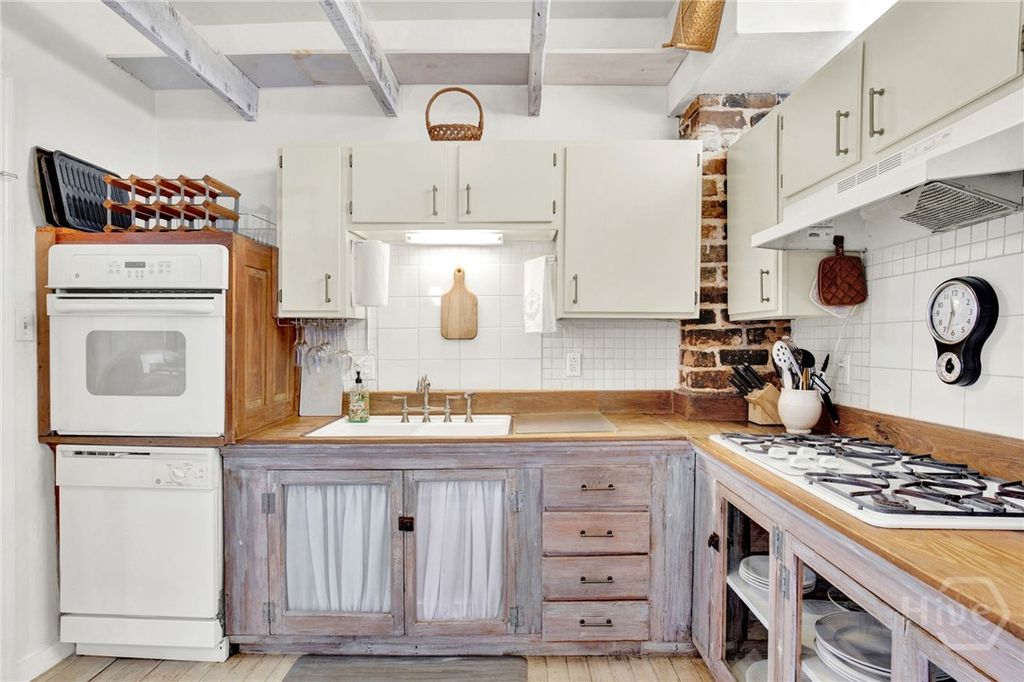 Image 16 of property listing at 535 E Gordon Street, Savannah, GA 31401