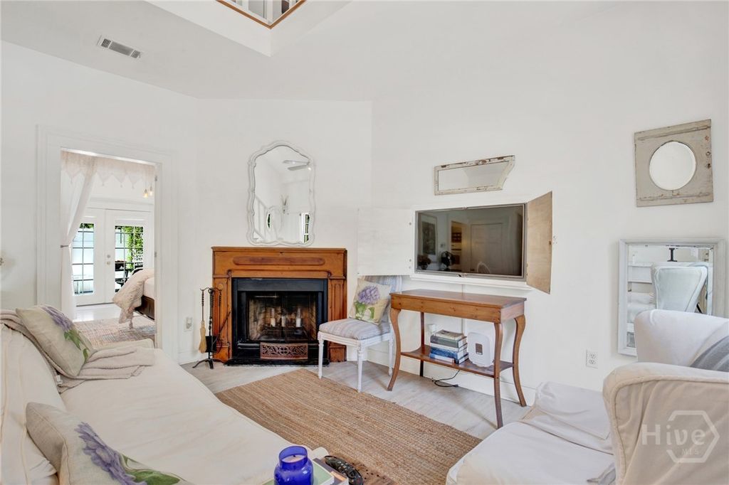 Image 8 of property listing at 535 E Gordon Street, Savannah, GA 31401