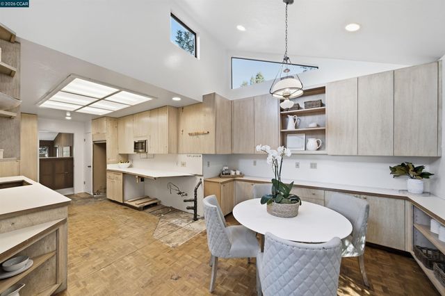 41 E Altarinda Dr, Orinda, CA 94563