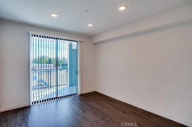 6015 Woodman Avenue 201, Van Nuys, CA 91401
