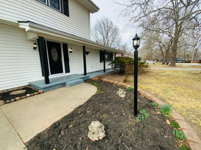 417 N Lone Pine Avenue, Springfield, MO 65802