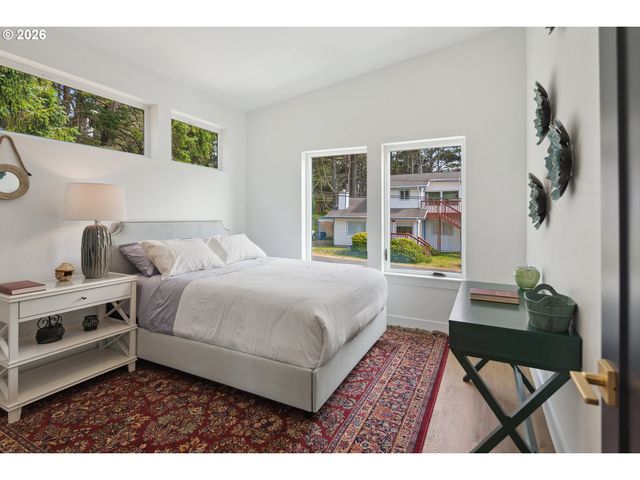 1735 Nw 39TH St, Lincoln City, OR 97367