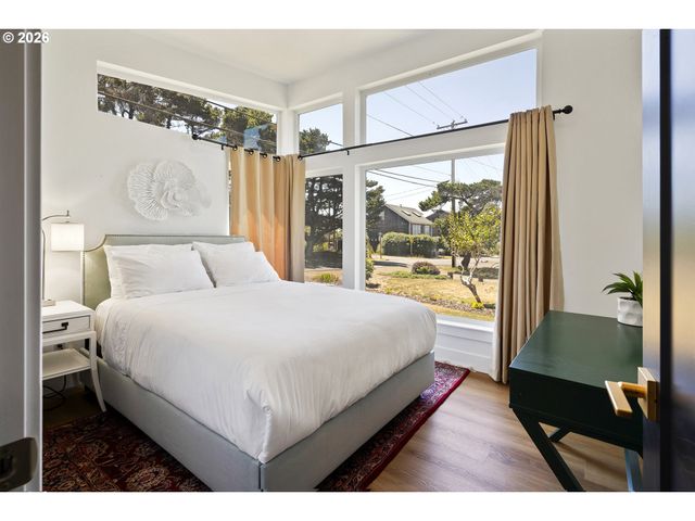 1735 Nw 39TH St, Lincoln City, OR 97367