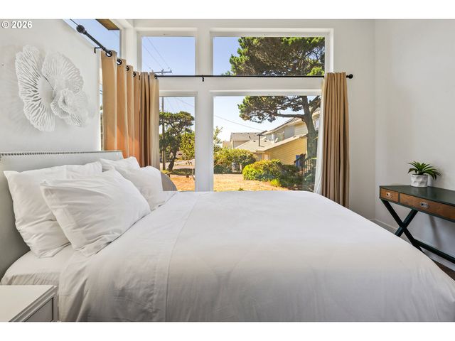 1735 Nw 39TH St, Lincoln City, OR 97367