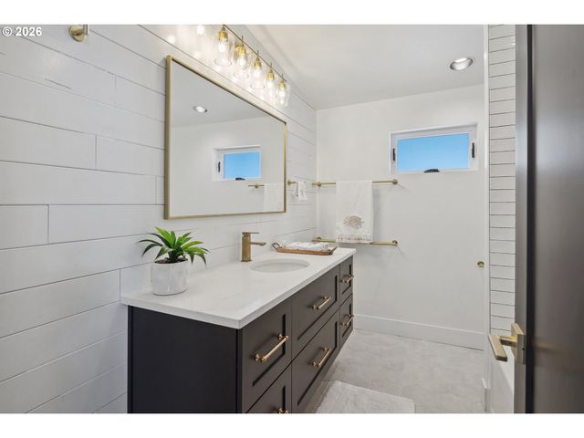 1735 Nw 39TH St, Lincoln City, OR 97367