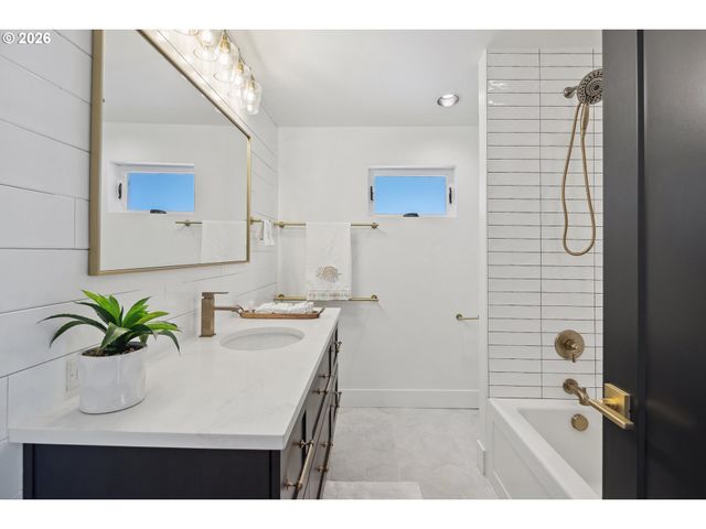 1735 Nw 39TH St, Lincoln City, OR 97367