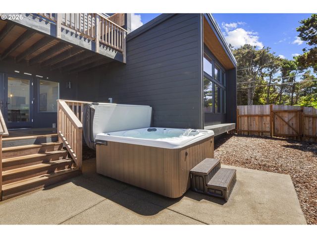 1735 Nw 39TH St, Lincoln City, OR 97367