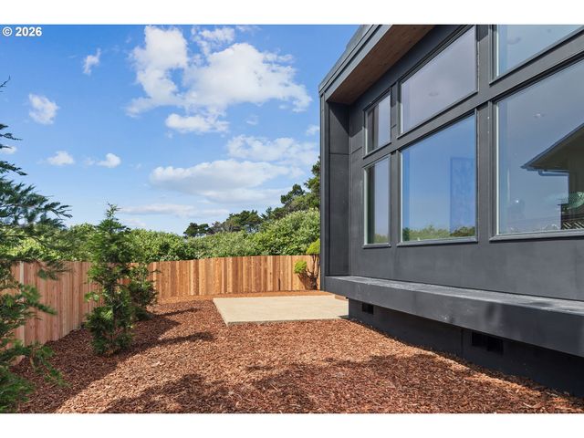 1735 Nw 39TH St, Lincoln City, OR 97367