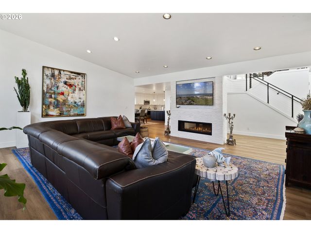 1735 Nw 39TH St, Lincoln City, OR 97367