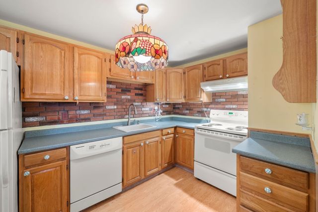 221 Oak 17-12, Brockton, MA 02301