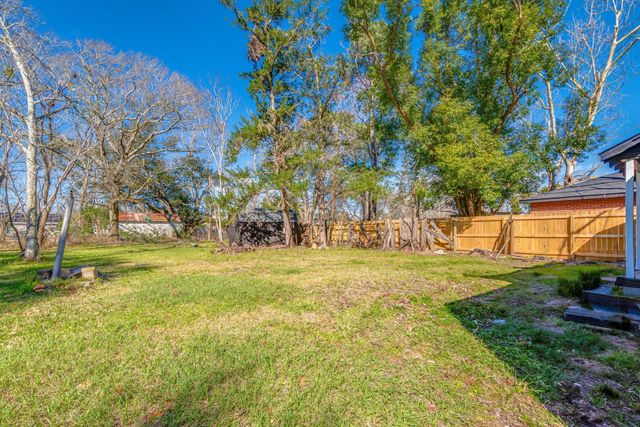 1105 N Valderas Street, Angleton, TX 77515