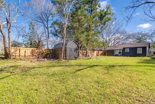 1105 N Valderas Street, Angleton, TX 77515