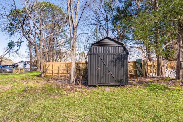 1105 N Valderas Street, Angleton, TX 77515