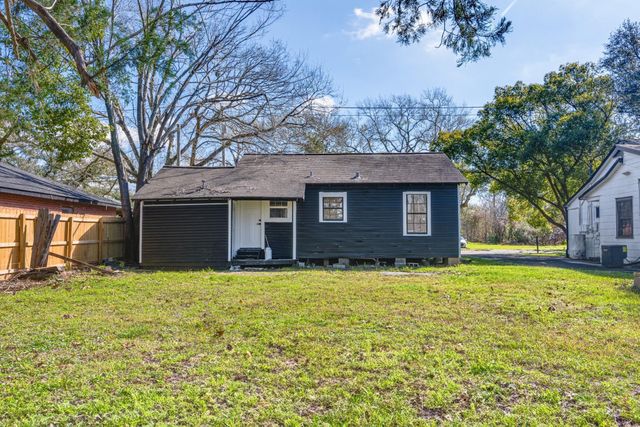 1105 N Valderas Street, Angleton, TX 77515