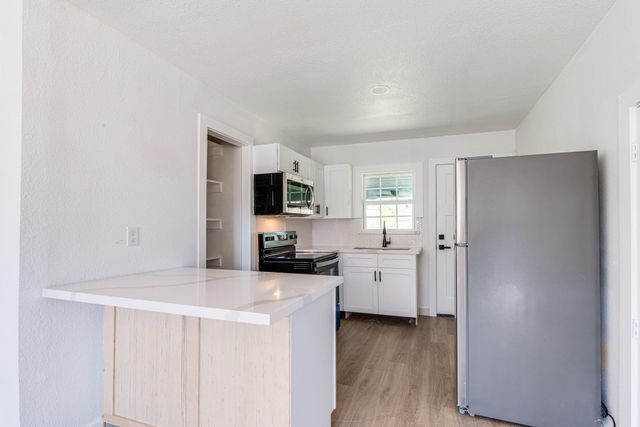 1105 N Valderas Street, Angleton, TX 77515