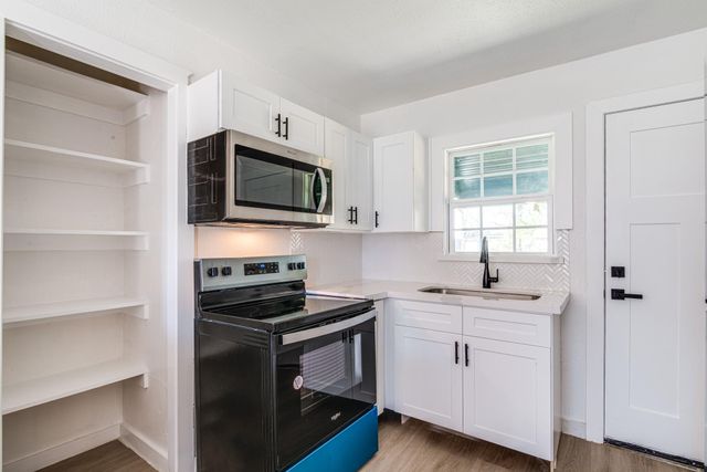 1105 N Valderas Street, Angleton, TX 77515