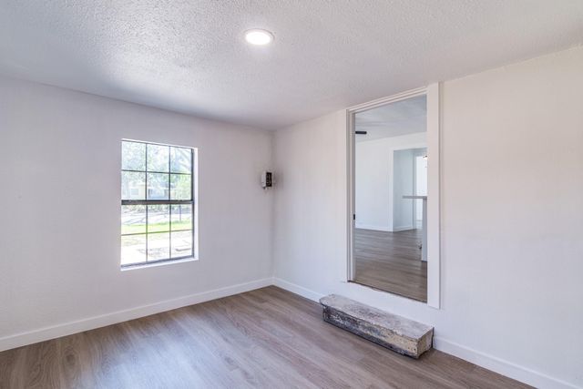 1105 N Valderas Street, Angleton, TX 77515