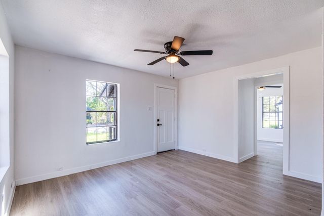 1105 N Valderas Street, Angleton, TX 77515
