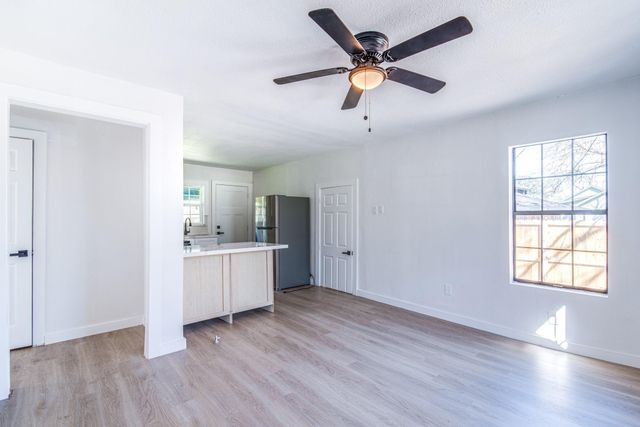 1105 N Valderas Street, Angleton, TX 77515