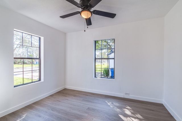 1105 N Valderas Street, Angleton, TX 77515