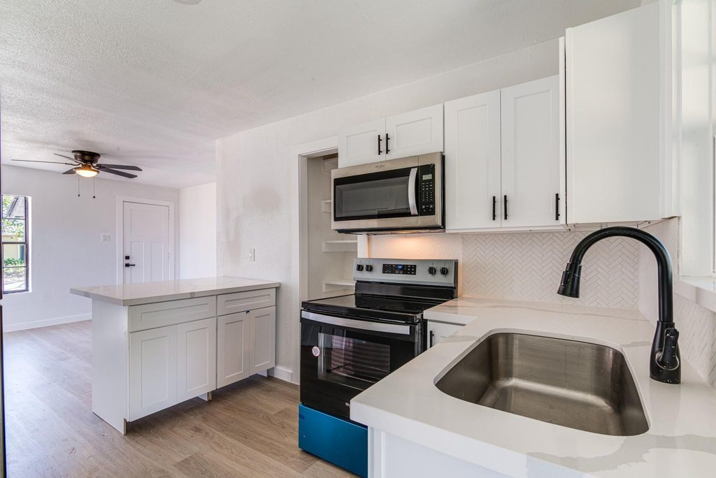 1105 N Valderas Street, Angleton, TX 77515