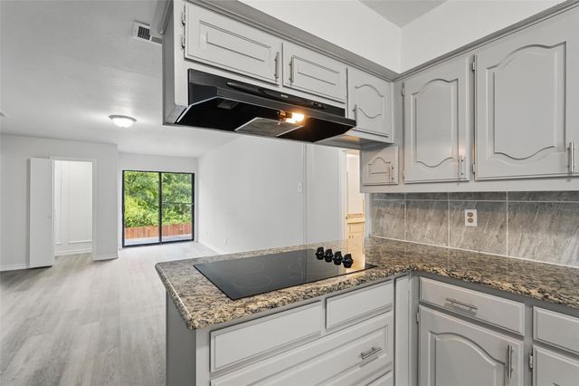 829 Hunters Creek Drive, Desoto, TX 75115